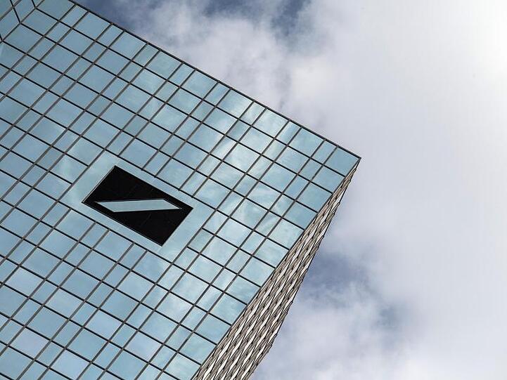Die Deutsche Bank will einem Bericht zufolge ihr Filialnetz stark ausdünnen.