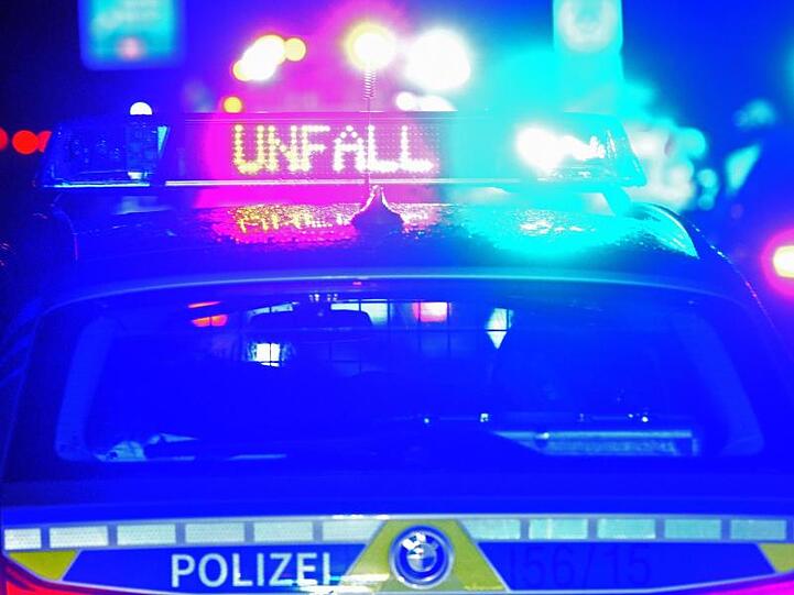 Der Schriftzug "Unfall" leuchtet auf einem Streifenwagen. Foto: Stefan Puchner/dpa/Archivbild