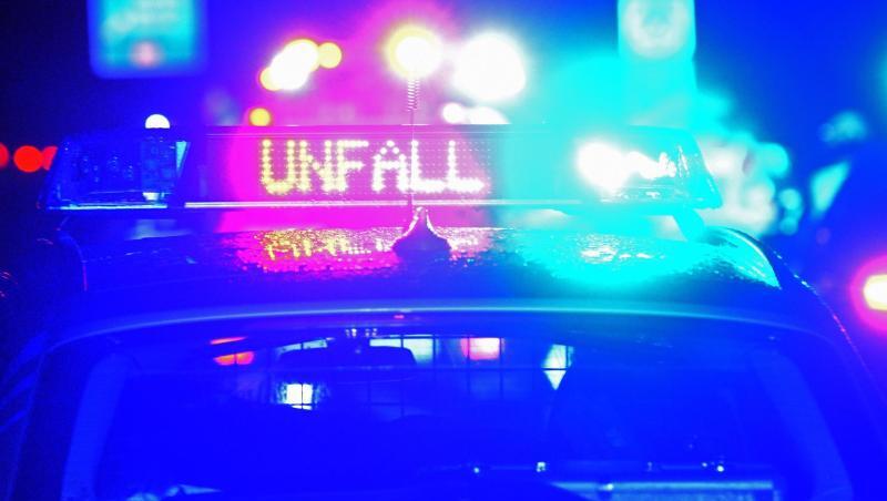 Der Schriftzug "Unfall" leuchtet auf einem Streifenwagen. Foto: Stefan Puchner/dpa/Archivbild Der Schriftzug "Unfall" leuchtet auf einem Streifenwagen. Foto: Stefan Puchner/dpa/Archivbild