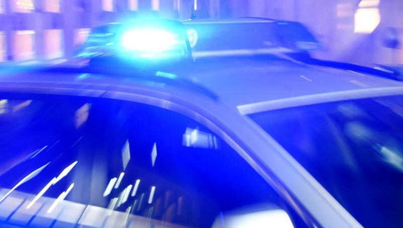 Ein Streifenwagen der Polizei steht mit eingeschaltetem Blaulicht auf der Straße. Ein Streifenwagen der Polizei steht mit eingeschaltetem Blaulicht auf der Straße.