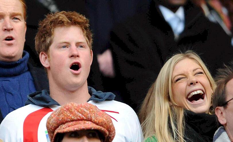 So  glatt ging es dagegen früher mal im Gesicht von Prinz Harry zu - hier kurz vor seiner Trennung von Freundin Chelsy Davy im Jahr 2008.
