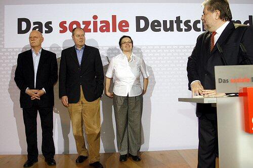 Löste Irritationen bei den Genossen aus. SPD-Chef Beck (r.)