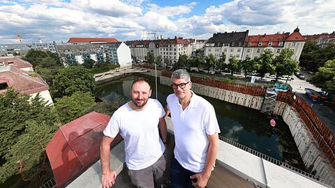 Steht die Betonwand des Sendlinger Lochs noch sicher? Das fragen sich Hausverwalter Jens-Christian Ludwig (r.) und Philip Fickel vom BA Sendling - hier auf dem Dach der Wohnanlage an der Aberlestraße.