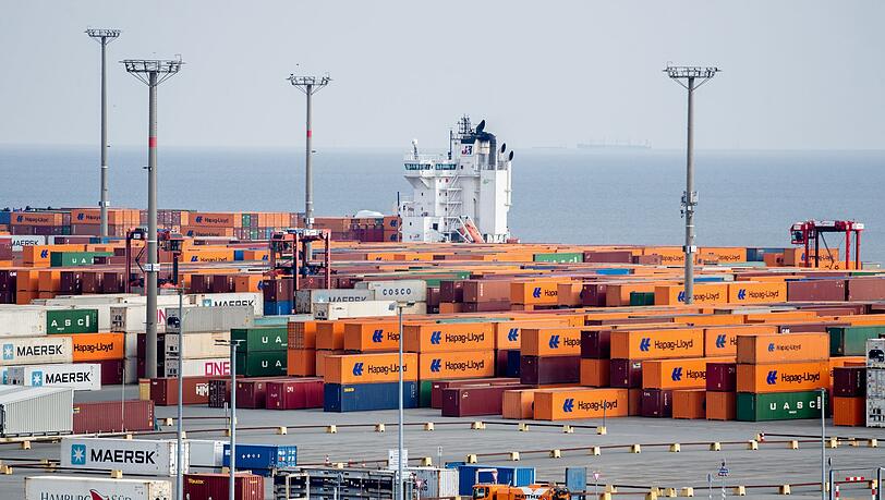 Der JadeWeserPort in Wilhelmshaven - Niedersachsen hat derzeit beim Wirtschaftswachstum die Nase vorn. (Archivbild)