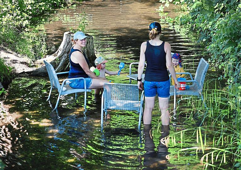 Kneippkur im Sitzen, Spielplatz im seichten Wasser: So lässt sich Hochsommer in der Stadt wirklich gut aushalten.
