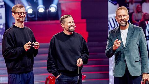 Joko Winterscheidt und Klaas Heufer-Umlauf mit Moderator Steven G&auml;tjen (v.l.n.r.).