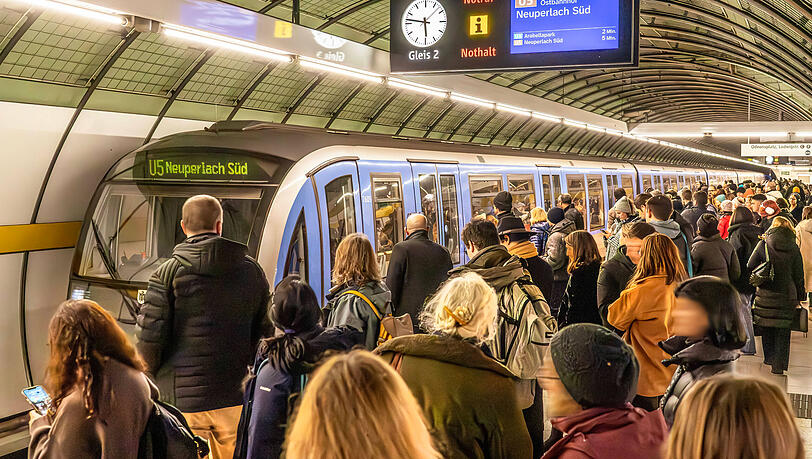Pendler dr&auml;ngen sich in der M&uuml;nchner U-Bahn, w&auml;hrend die Gr&uuml;nen Pl&auml;ne zur Verbesserung des &Ouml;PNV vorantreiben.