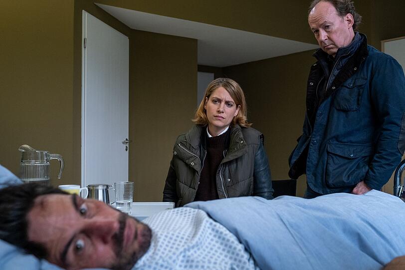 Kommissar Stiller (Ulrich Noethen, rechts) und seine Kollegin Kira Engelmann (Bettina Burchard) versuchen herauszufinden, wie der vermeintliche "Remy Luger" (Christoph Bach) wirklich hei&szlig;t und was ihm zugesto&szlig;en ist.