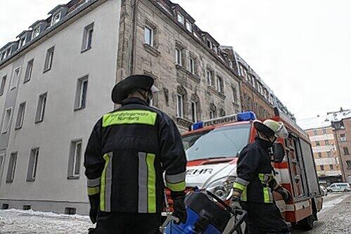 Die Feuerwehr vor dem Haus in der Enderleinstraße in Glockenhof: Im obersten Stock wohnte die Seniorin.
