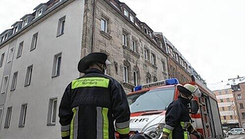 Die Feuerwehr vor dem Haus in der Enderleinstraße in Glockenhof: Im obersten Stock wohnte die Seniorin. Die Feuerwehr vor dem Haus in der Enderleinstraße in Glockenhof: Im obersten Stock wohnte die Seniorin.