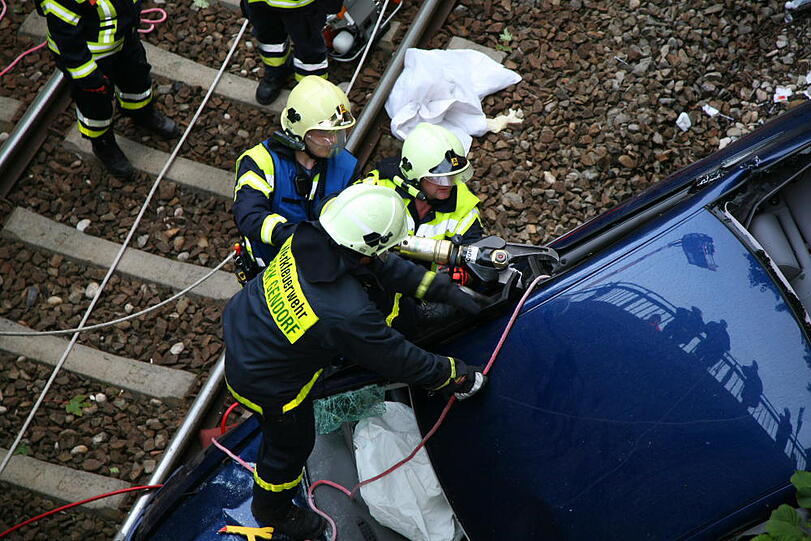 Furchtbarer Unfall im Landkreis Altötting: Ein PKW fliegt von einer Brücke herunter und knallt auf das Gleisbett. Drei junge Menschen kommen schwer verletzt in die Klinik.