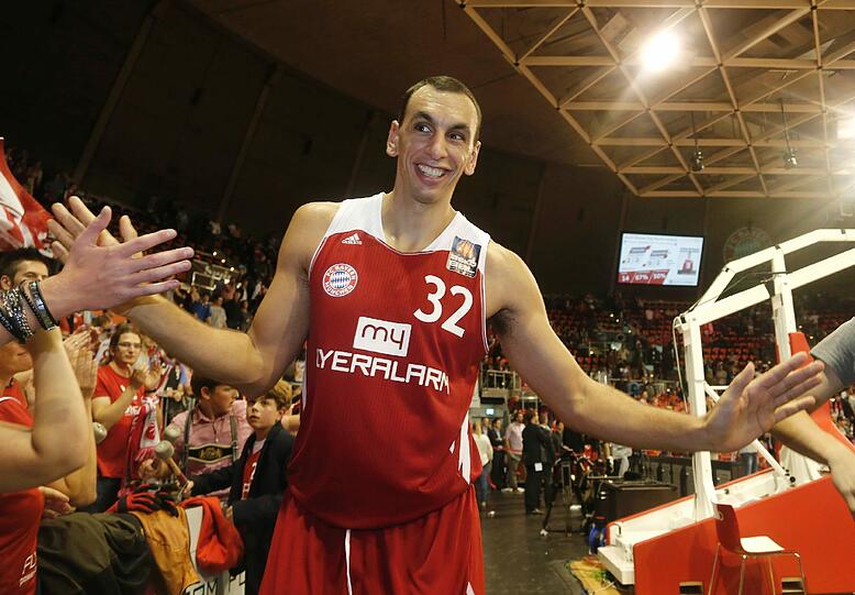 Center Yassin Idbihi feiert mit den Fans den Sieg gegen Bamberg.