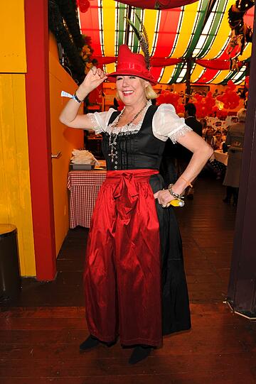 Rot scheint beliebt bei den Hut-Trägerinnen zu sein: Susanne Wiebe bei der Sixt-Damen-Wiesn