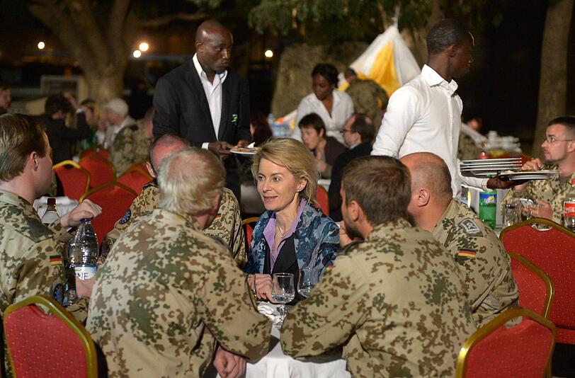 Abendessen im Senegal mit deutschen Soldaten: Die neue Ministerin hört sich in der Truppe um. Eine ihrer Erkenntnisse: Die Bundeswehr sei nicht überlastet.