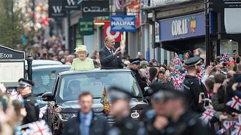 Während Politiker aus dem In- und Ausland die Verdienste der Queen ehren, feiern in Windsor die Untertanen ihre Monarchin. Die Bilder zum Durchklicken.