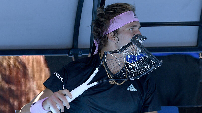 Bedient: Alexander Zverev mit seinem zertrümmerten Schläger.