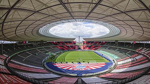 Blick in das mit Bannern geschmückte Olympiastadion. Foto: Robert Michael/dpa-Zentralbild/dpa