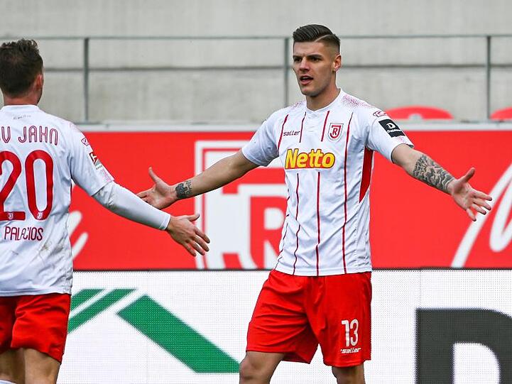 Erik Wekesser (r) sorgte mit seinem Tor für drei Regensburger Punkte gegen Wehen Wiesbaden.