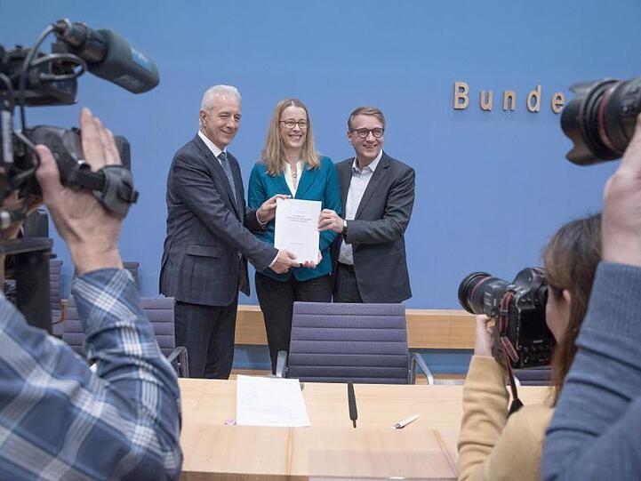 Der Vorstand der Kohlekommission, bestehend aus Stanislaw Tillich (l-r, CDU), Barbara Praetorius und Ronald Pofalla, stellen die Einigung der Kommission vor.