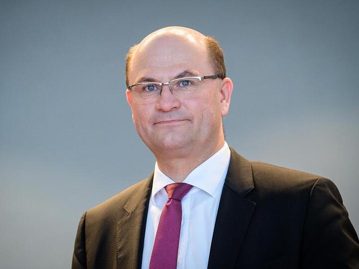 Albert Füracker blickt vor Beginn einer Kabinettssitzung in den Raum. Foto: Matthias Balk/Archiv