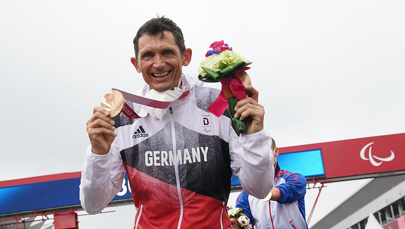 Michael Teuber (Deutschland) freut sich über seine Bronzemedaille bei den Paralypics 2021. Er kam auf den dritten Platz.
