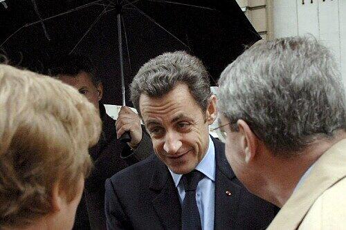 Muss sich um die Gunst der Franzosen bemühen: Sarkozy begrüßt Wähler
