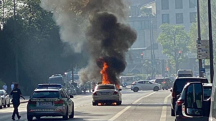 Ein Taxi brennt auf offener Straße in der Maxvorstadt.