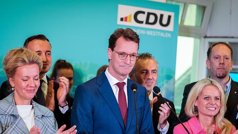 NRW-Ministerpräsident Hendrik Wüst (CDU) hat sich besorgt angesichts des starken Abschneidens der AfD geäußert, aber auch das Abschneiden der CDU gelobt. NRW-Ministerpräsident Hendrik Wüst (CDU) hat sich besorgt angesichts des starken Abschneidens der AfD geäußert, aber auch das Abschneiden der CDU gelobt.