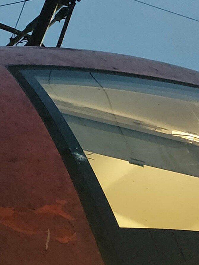 Der Stein traf die Frontscheibe der Lok. Der Stein traf die Frontscheibe der Lok.