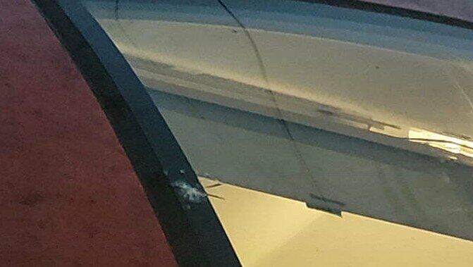 Der Stein traf die Frontscheibe der Lok.