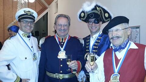 Die Roten unter sich: Kapitän Markus Rinderspacher, königlich bayerischer Offizier Christian Ude, Pirat Florian Pronold und Franzose Oberbürgermeister Ivo Holzinger beim BR-Fasching in Memmingen: "Schwaben weissblau, hurra und helau!"