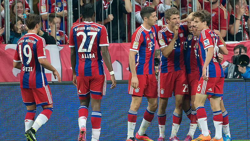Die Bayern bejubeln das 1:0 durch Thomas Müller. Die Bayern bejubeln das 1:0 durch Thomas Müller.