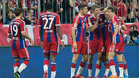 Die Bayern bejubeln das 1:0 durch Thomas Müller.