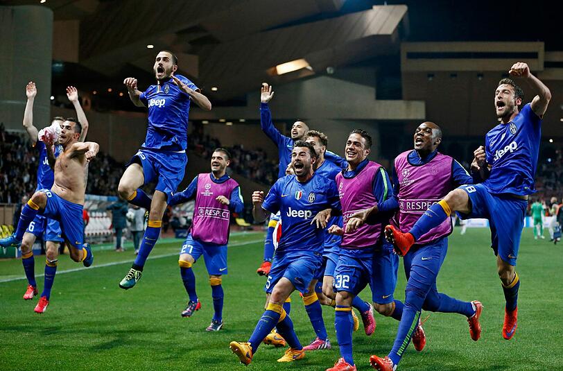Die Spieler von Juventus Turin feiern den Einzug ins Halbfinale der Champions League.