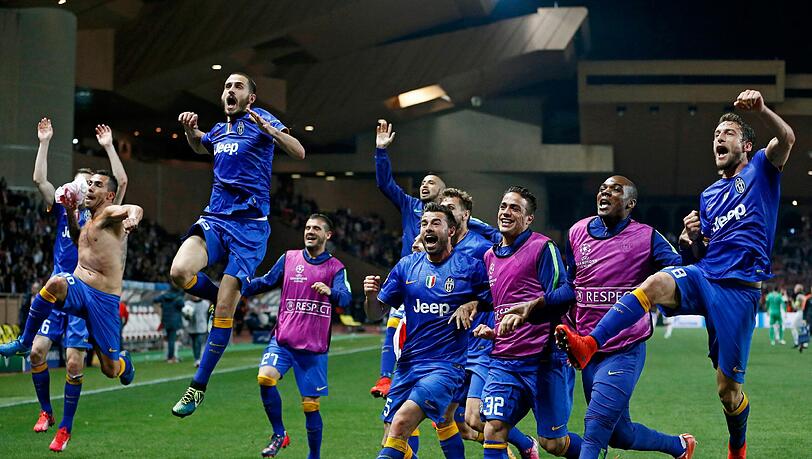 Die Spieler von Juventus Turin feiern den Einzug ins Halbfinale der Champions League. Die Spieler von Juventus Turin feiern den Einzug ins Halbfinale der Champions League.
