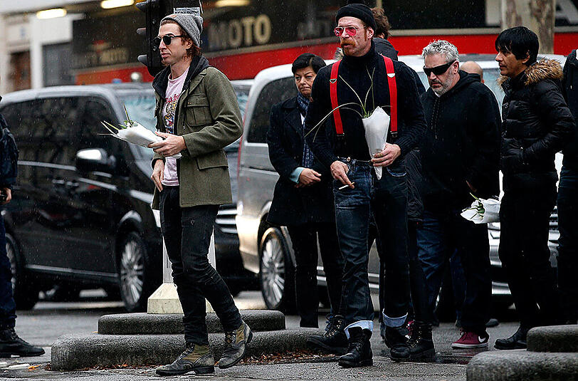 Knapp einen Monat nach den Pariser Anschlägen trauern die Eagles of Death Metal vor dem Bataclan um die Opfer.