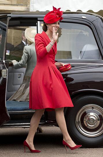 Kate trägt ein rotes Mantelkleid der britischen Designerin Catherine Walker.