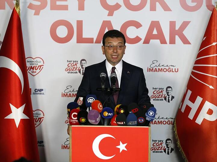 Ekrem Imamoglu spricht nach seinem Wahlsieg zur Presse. Imamoglu hat nach Angaben von Anadolu rund 54,03 Prozent der Stimmen gewonnen.