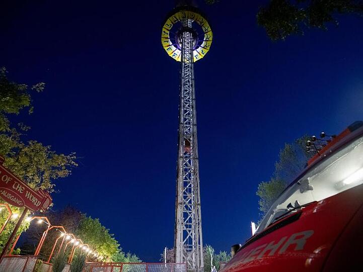 Die Plattform eines Aussichtsturm eines fränkischen Freizeitparks steckt in 60 Metern Höhe fest. Foto: Daniel Karmann
