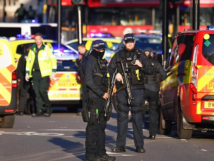 Polizei am Tatort eines Vorfalls auf der London Bridge im Zentrum Londons.