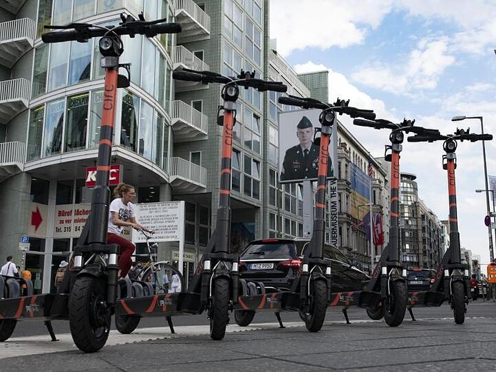 Elektro-Tretroller sind seit Juni in Deutschland zugelassen. Mehrere Anbieter stellen die kleinen Fahrzeuge in etlichen Städten gegen Geld zur Verfügung.