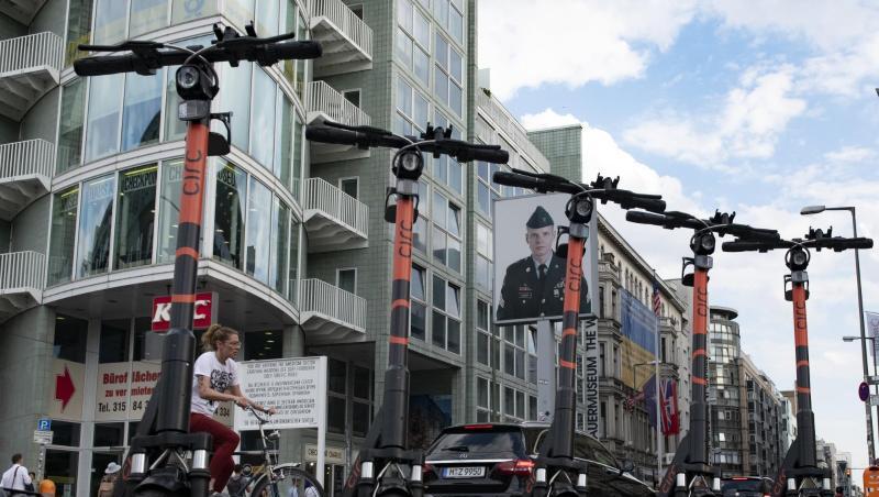 Elektro-Tretroller sind seit Juni in Deutschland zugelassen. Mehrere Anbieter stellen die kleinen Fahrzeuge in etlichen Städten gegen Geld zur Verfügung. Elektro-Tretroller sind seit Juni in Deutschland zugelassen. Mehrere Anbieter stellen die kleinen Fahrzeuge in etlichen Städten gegen Geld zur Verfügung.