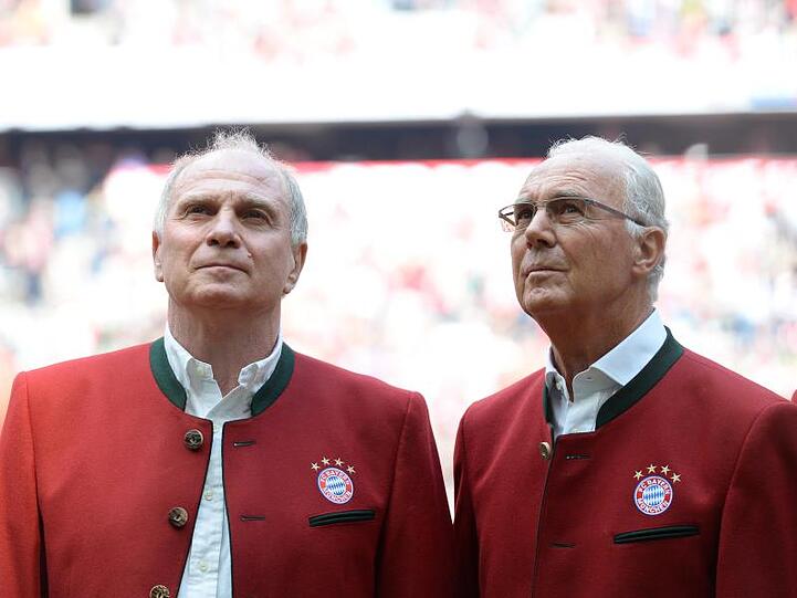 Wollen Bayerns Geisterspiel gegen Frankfurt live im Stadion verfolgen: Uli Hoeneß (l) und Franz Beckenbauer.