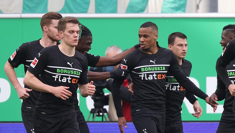 Die Spieler von Borussia Mönchengladbach feiern das 2:0 bei der SpVgg Greuther Fürth.