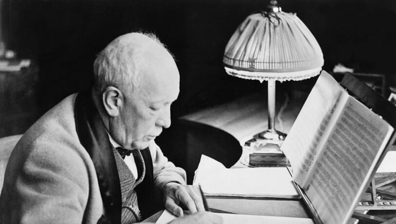 Richard Strauss beim Komponieren in seiner Garmischer Villa.