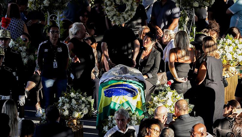 Menschen erweisen dem verstorbenen brasilianischen Fußballstar Pele im Stadion Vila Belmiro die letzte Ehre.