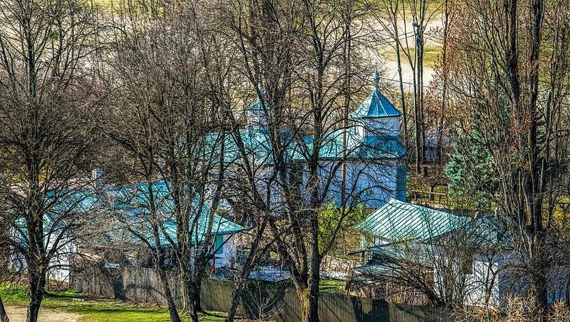 So hat die Ost-West-Friedenskirche von Väterchen Timofej ausgesehen – versteckt hinter Bäumen im Olympiapark.