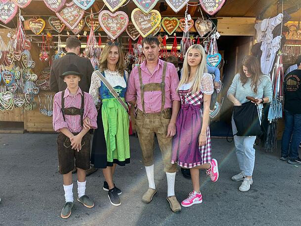 Die vier Geflüchteten aus der Ukraine vor einem Stand auf dem Oktoberfest.