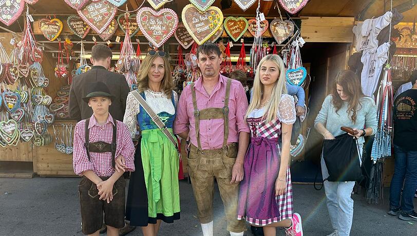 Die vier Geflüchteten aus der Ukraine vor einem Stand auf dem Oktoberfest. Die vier Geflüchteten aus der Ukraine vor einem Stand auf dem Oktoberfest.