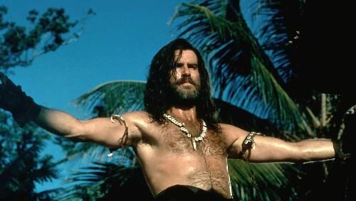 Der Schauspieler Pierce Brosnan als Schiffbrüchiger im Film "Robinson Crusoe". Der Schauspieler Pierce Brosnan als Schiffbrüchiger im Film "Robinson Crusoe".
